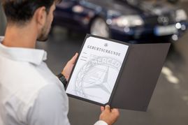 Die Geburtsurkunde wird auf hochwertigem Papier ausgegeben und in einer eigens gestalteten Präsentationsmappe geliefert.
